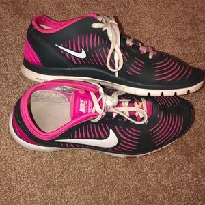 women’s nike tennis shoes, size 8